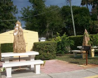 All-Suite Motel - Edgewater - Innenhof