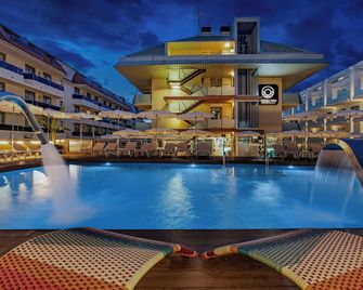 Aparthotel Odissea Park - Santa Susana - Piscina