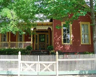 Rothschild-Pound House Inn - Columbus - Building