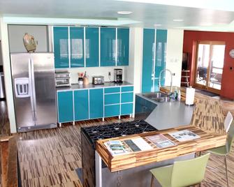 Modern, Colorful home near Glacier Park w/hot tub! - Columbia Falls - Kitchen