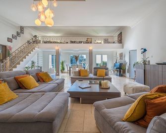 Baie des Anges : Découvrez Notre Villa de Avec vue Imprenable sur la mer à Nice - Nice - Salon