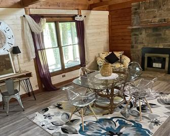 Gorgeous SomerSets in this serene river bend cabin! - Pocomoke City - Dining room