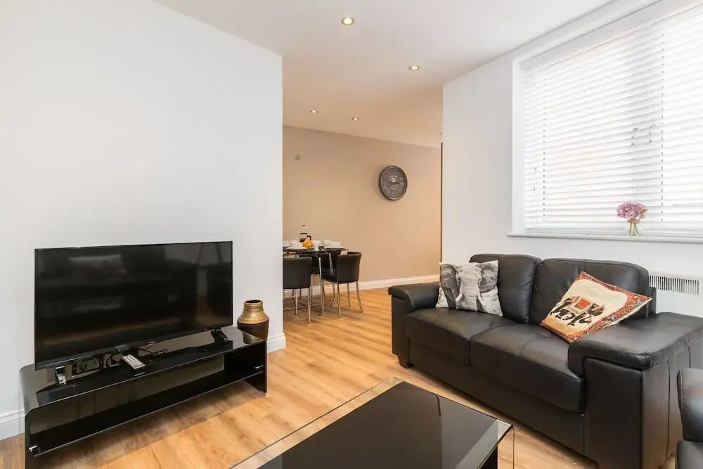 Birmingham City Centre Spacious Apartment - Birmingham - Living room