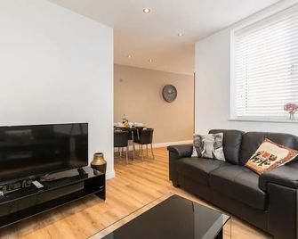 Birmingham City Centre Spacious Apartment - Birmingham - Living room
