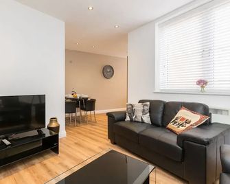 Birmingham City Centre Spacious Apartment - Birmingham - Living room