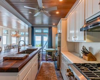 Welcome to Coral Reef House: Your Beachfront Oasis in Hope Town - Hope Town - Kitchen