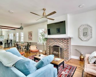 Timeless Beauty at a Remodeled Spanish Colonial. - Augusta - Living room