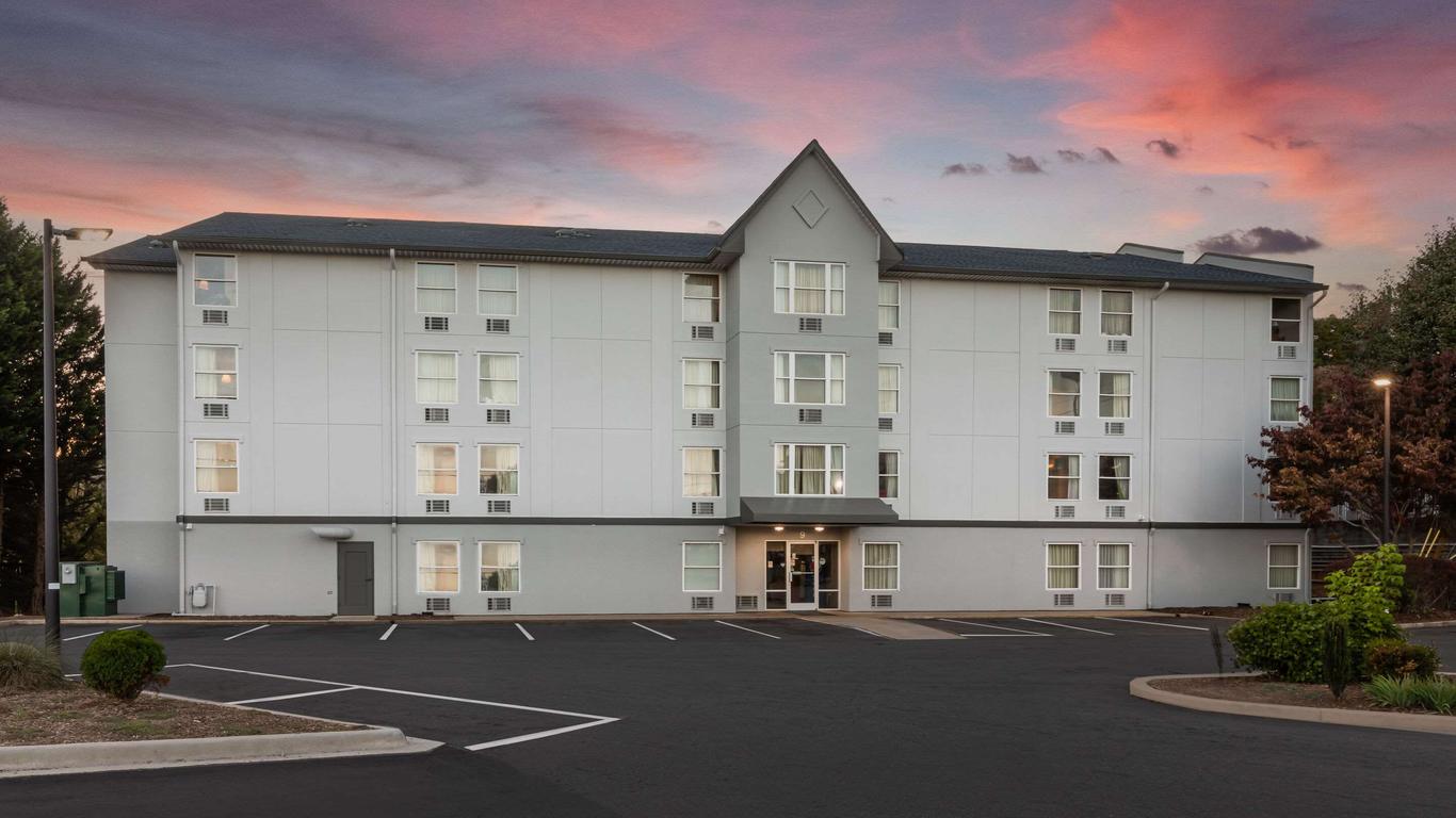 Rodeway Inn & Suites near Outlet Mall - Asheville