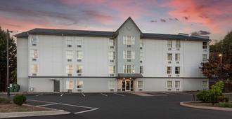 Rodeway Inn & Suites near Outlet Mall - Asheville - Asheville