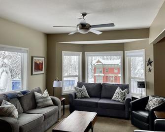 Ski in/ski out chalet. Mountain + valley views. Close to village. - Armstrong - Living room