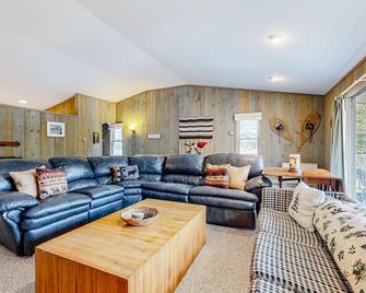 The Mountain House - Conway - Living room