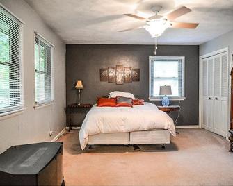 Weekly or monthly. Doctors/nurses, refinery, out-of- town contractors welcome. - Lima - Bedroom