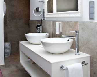 rugs Hotel am Schlosspark Lichtenwalde - Niederwiesa - Ванна кімната