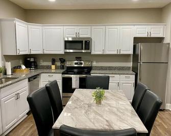 The Bowman House. King Bed - Wooster - Kuchyň