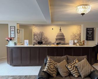 Governor House Inn - Falls Church - Front desk