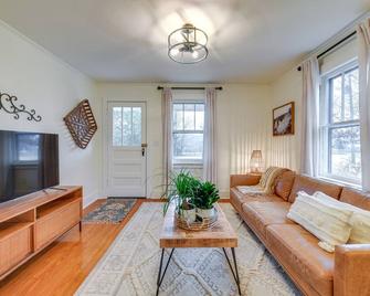Charming Virginia Retreat w/ Covered Porch & Yard! - Farmville - Living room