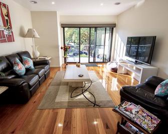Beaches, Restaurants, Wineries, Shops and many Tourist attractions close by. - Frankston - Living room
