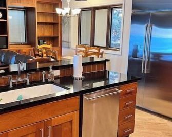 New! Lake Front Lodge, Vt & Ru Close - Radford - Кухня
