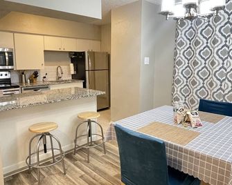 Quiet M Streets Condo w/ King Bed 2mins from Santa Fe Trail - Dallas - Kitchen