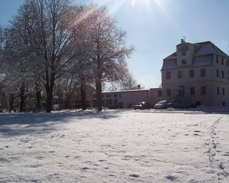 Land-Gut-Hotel- Weisser Schwan - Zossen - Gebouw