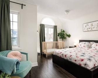 Oshawa Family Haven - Luxury 7BR Villa with Cozy Fireplaces & Hot Tub - Oshawa - Bedroom