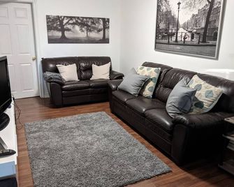 Lovely basement apartment in the heart of Bradford - Bradford West Gwillimbury - Sala de estar