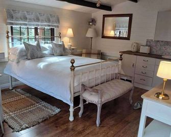 1 Bed Lodge - Southampton - Sleeps 2 - Parking - Southampton - Bedroom