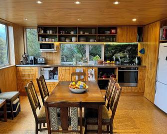 Holiday Home in Nelson Lakes- a peaceful bushy retreat in St Arnaud. - Saint Arnaud - Küche