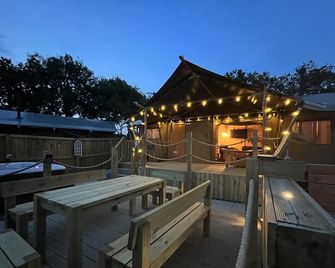 Lion King Safari Tent - Tenby - Edificio