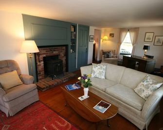 Comfortable one level living overlooking the harbor - Rockport - Living room