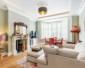 Chic Garden Flat in Leafy Ealing - Woking - Living room