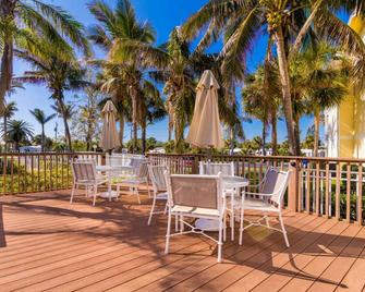 Zen · Serene King Bed Condo · Half Mile from Beach - Indialantic - Patio
