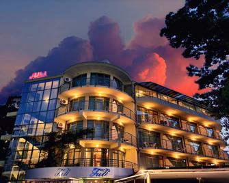 Juli - נסבאר - בניין