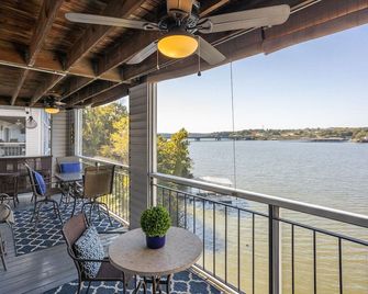 Bridge Pointe Condo 220, where you'll fall in love with the Lake! - Osage Beach - Balcony