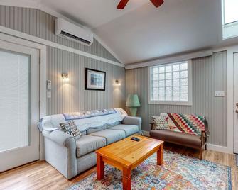 Charming, Dog-Friendly Cottage w/ Shared Pool - Walk to the Ocean - Kennebunk - Living room