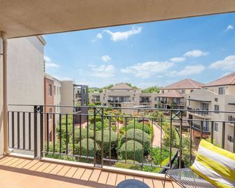 Sleek 2-Bed Apartment in Vibrant Kingston - Kingston - Balkon