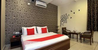 OYO 9951 Hotel Satkar Avenue - Zerakpur - Bedroom