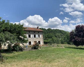 A return to the past in a haven of peace - Roche-en-Régnier - Edificio