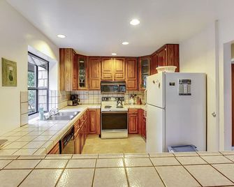 Eric's Landing ~ Riverfront, Fun with Friends Getaway! Dog Friendly! - Guerneville - Kitchen