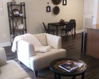 Come and 'Stay Awhile' at Oak Shores - Biloxi - Living room