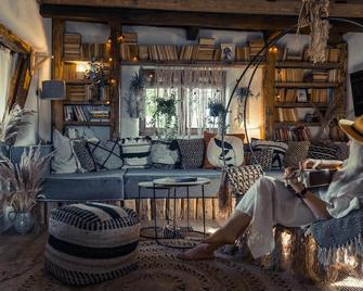 Rustic family cabin with fireplace - Şuncuiuş - Lounge