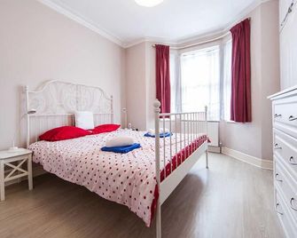 In ZONE 2/3 charming 2 bedroom garden apartment in the East End of London - Barking - Bedroom