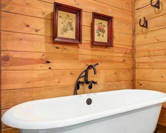 River Ranch-Secluded Outdoor Oasis - West Siloam Springs - Bathroom