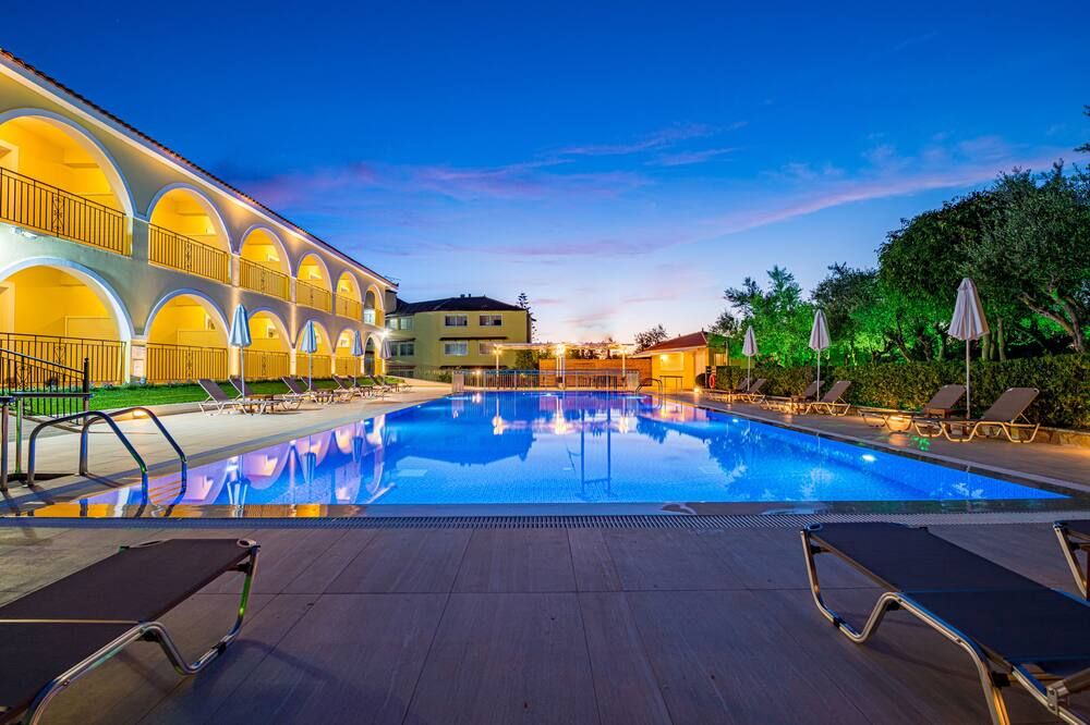 Varres Hotel - זאקינתוס (עיר) - בריכה