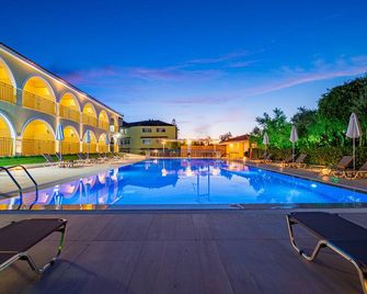 Varres Hotel - זאקינתוס (עיר) - בריכה