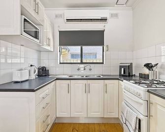 'The Grange' Coastal Charm near Henley Beach - Seaton - Kitchen