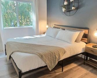 4BR,4 King Beds, 5 minute walk to Edgefield Mcmenamins, Pool Table, Full Kitchen - Troutdale - Schlafzimmer