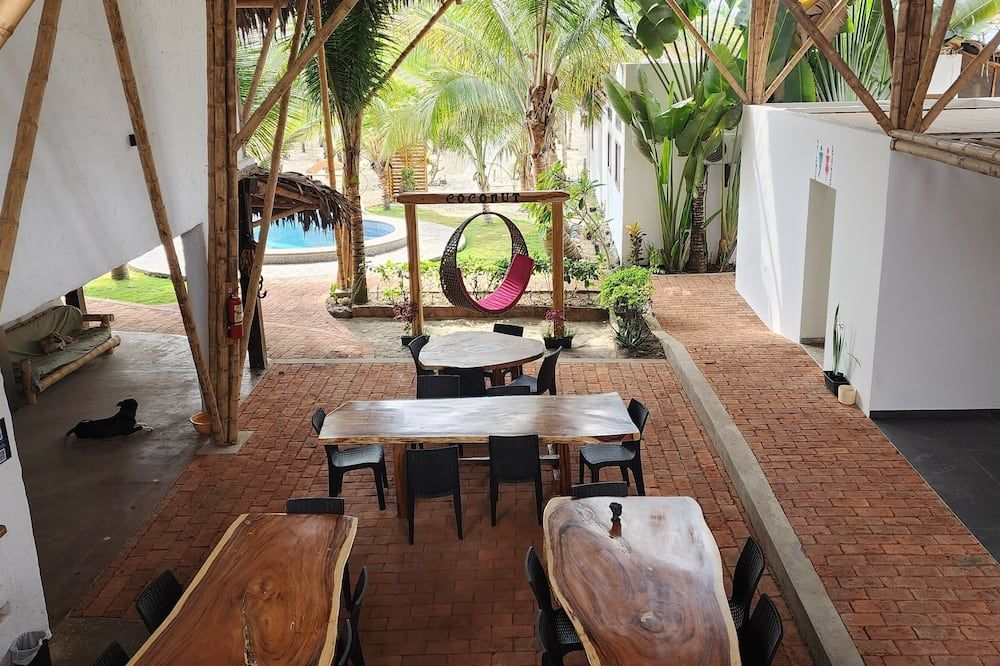 Private Beachfront Resort: Sleeps 20+, Pool & Bar - Canoa - Patio