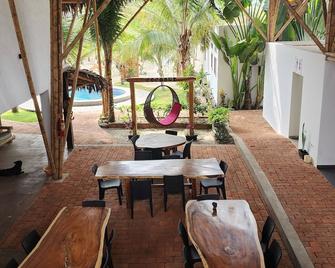 Private Beachfront Resort: Sleeps 20+, Pool & Bar - Canoa - Patio