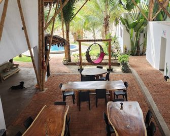 Private Beachfront Resort: Sleeps 20+, Pool & Bar - Canoa - Patio